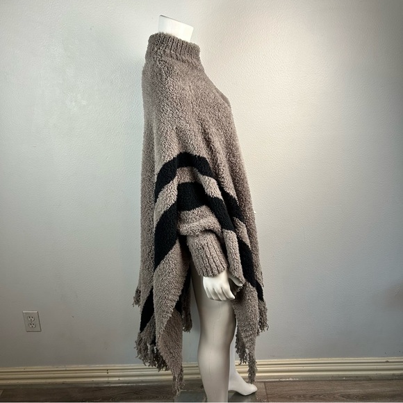 Barefoot Dreams Cozy chic beach poncho fringe one plus size fits most EUC - Picture 11 of 17